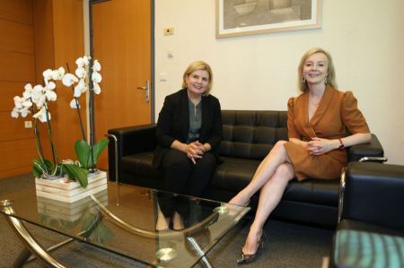 إسرائيل وبريطانيا تسعيان لتحسين اتفاقيّة التجارة والعلاقات الاقتصاديّة بين البلدين